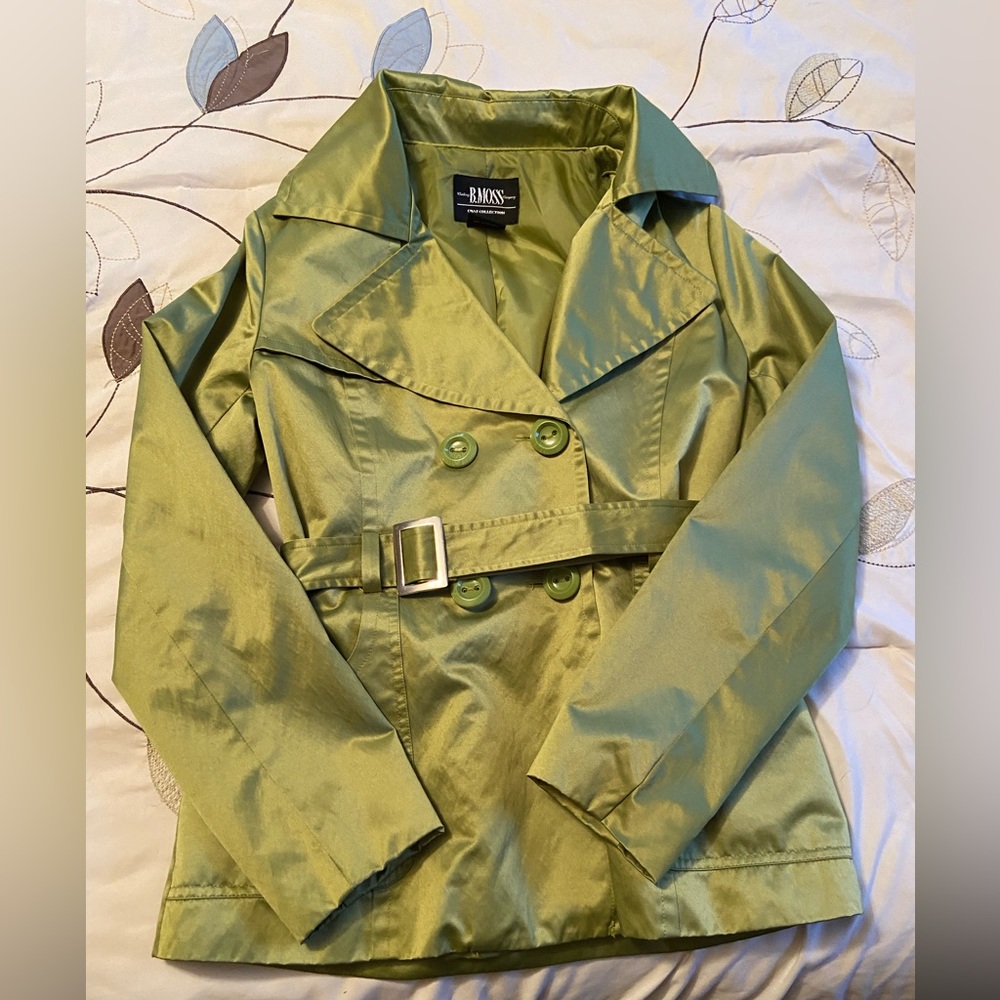 Green short spring trench